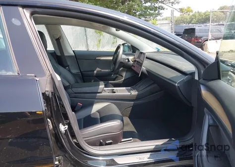 2021 Tesla Model 3 Long Range Dual Motor All-Wheel Drive z USA, uszkodzony, nr VIN 5YJ3E1EB3MF019731